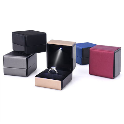 La proposta Ring Necklace Bracelet Bracelet Packaging dei gioielli della luce del LED ha spazzolato il contenitore di gioielli di cuoio